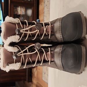 GIRLS NEW WINTER BOOTS SIZE 13 FAUX WHITE FUR. WATERPROFF WARMEST BOOTS.
